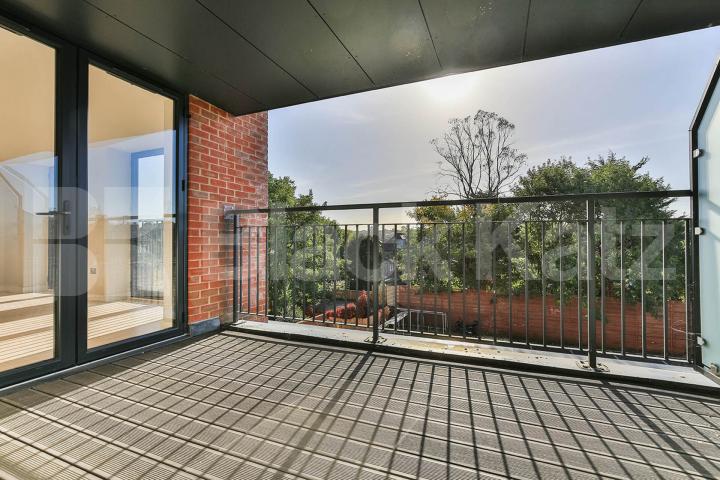 Stunny 2 bed 2 bath located within a new build with a large terrace Tottenham Lane, Crouch End